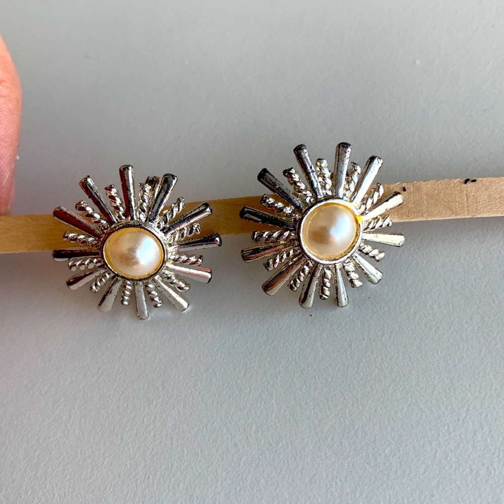 vintage silver tone rhinestone and faux pearl starburst clip on earrings - Picture 1 of 3
